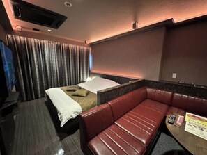 1 bedroom, desk, iron/ironing board, free WiFi - SmokingLuxurious Royal Room  Free breakfast and free parking  / Toyonaka Ōsaka (Toyonaka)