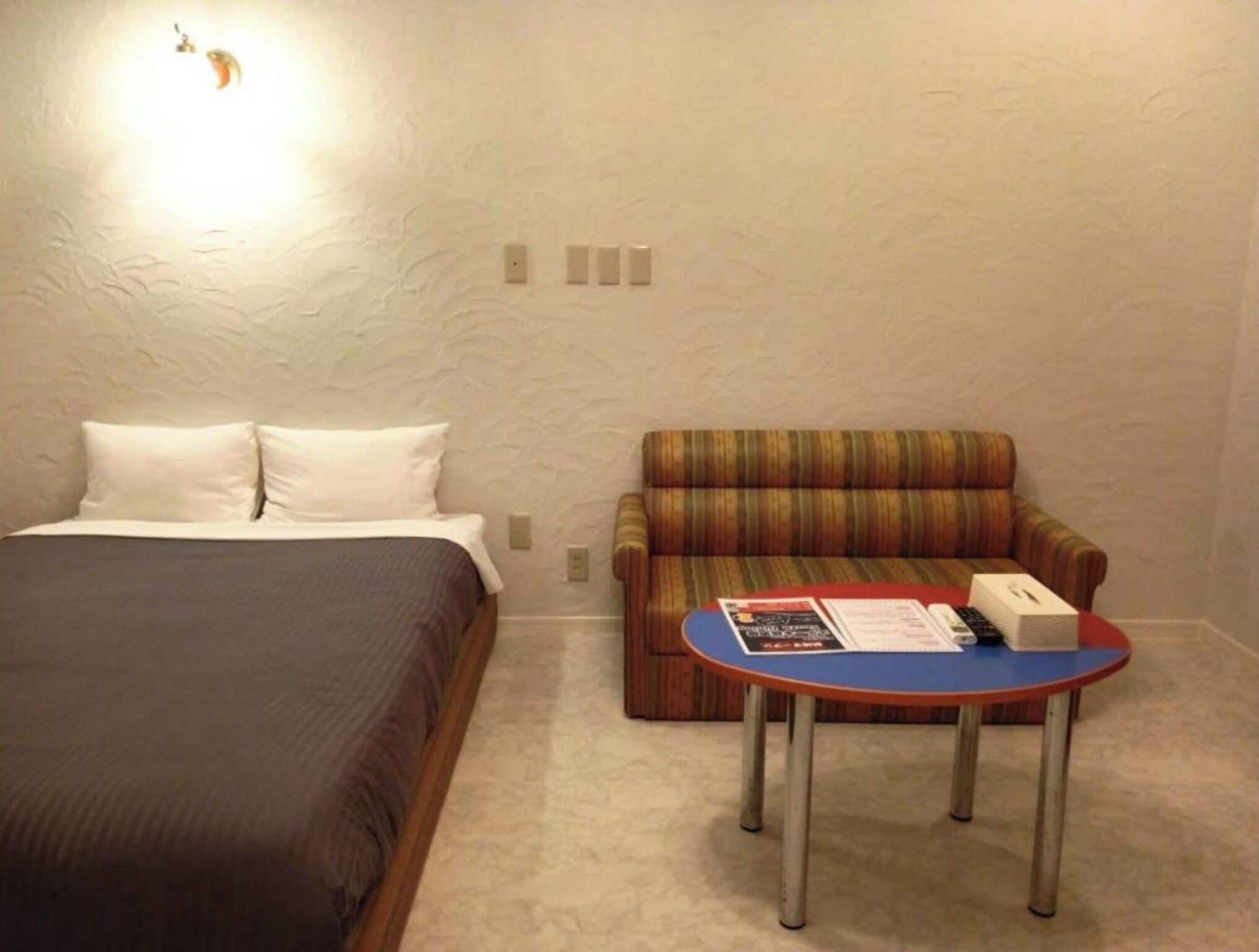 1 室のベッドルーム、デスク、WiFi (無料)、ベッドシーツ