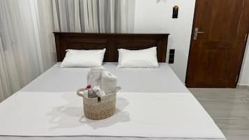 Habitación doble clásica | Escritorio y espacio para trabajar con laptop