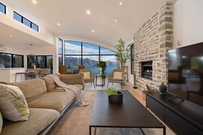 Televisio, takka, kirjoja