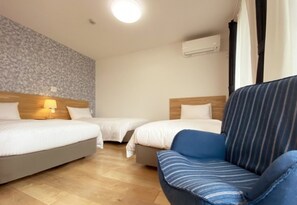 Een bureau, een strijkplank/strijkijzer, gratis wifi, beddengoed