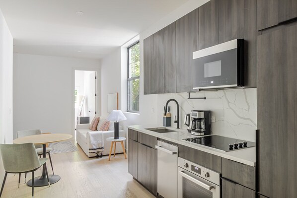 Kylskåp, mikrovågsugn, ugn och spishäll