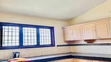 Deluxe Villa, Garden View | Private kitchen