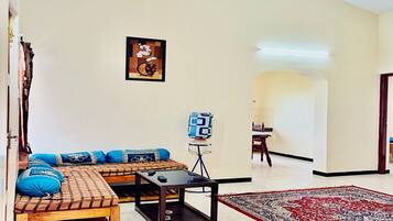 Villa Deluxe, vistas al jardín | Zona de estar | Una televisión LCD