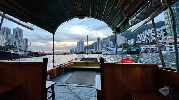 Un barco con vista a un horizonte urbano y al agua.