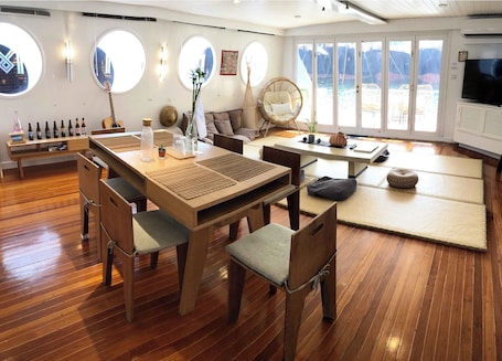 Dining. Japanese Cosy Houseboat CIPANGO