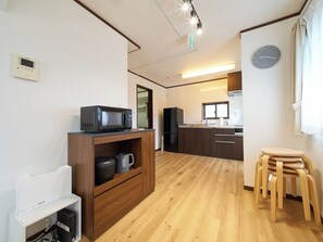 Fridge, microwave, stovetop, cookware/dishes/utensils