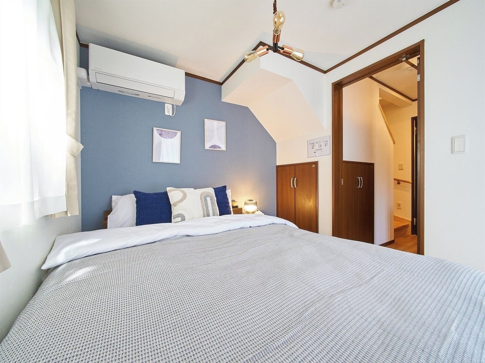 4 bedrooms, iron/ironing board, WiFi (free), bed sheets