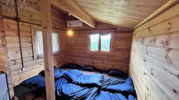 1 soveværelse, skrivebord, sengetøj