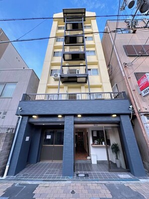 Exterior detail - Single6 / Osaka Ōsaka (Osaka)