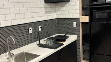 Microwave, cookware/dishes/utensils