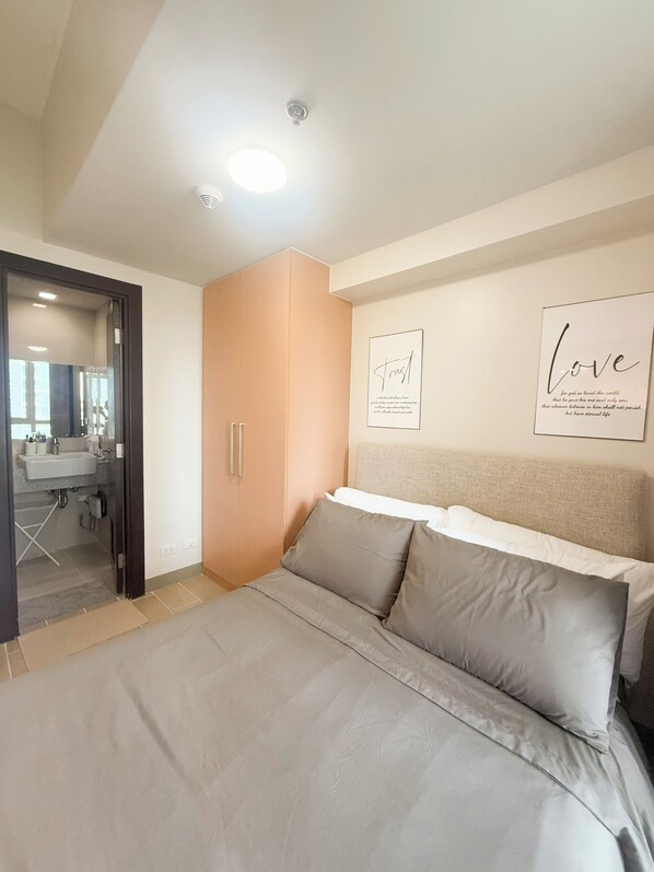 Iron/ironing board, WiFi, bed sheets