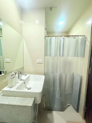 Douche, sèche-cheveux, bidet, serviettes fournies