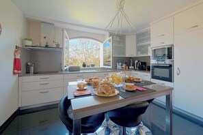 Een koelkast, een microgolfoven, een oven, een kookplaat