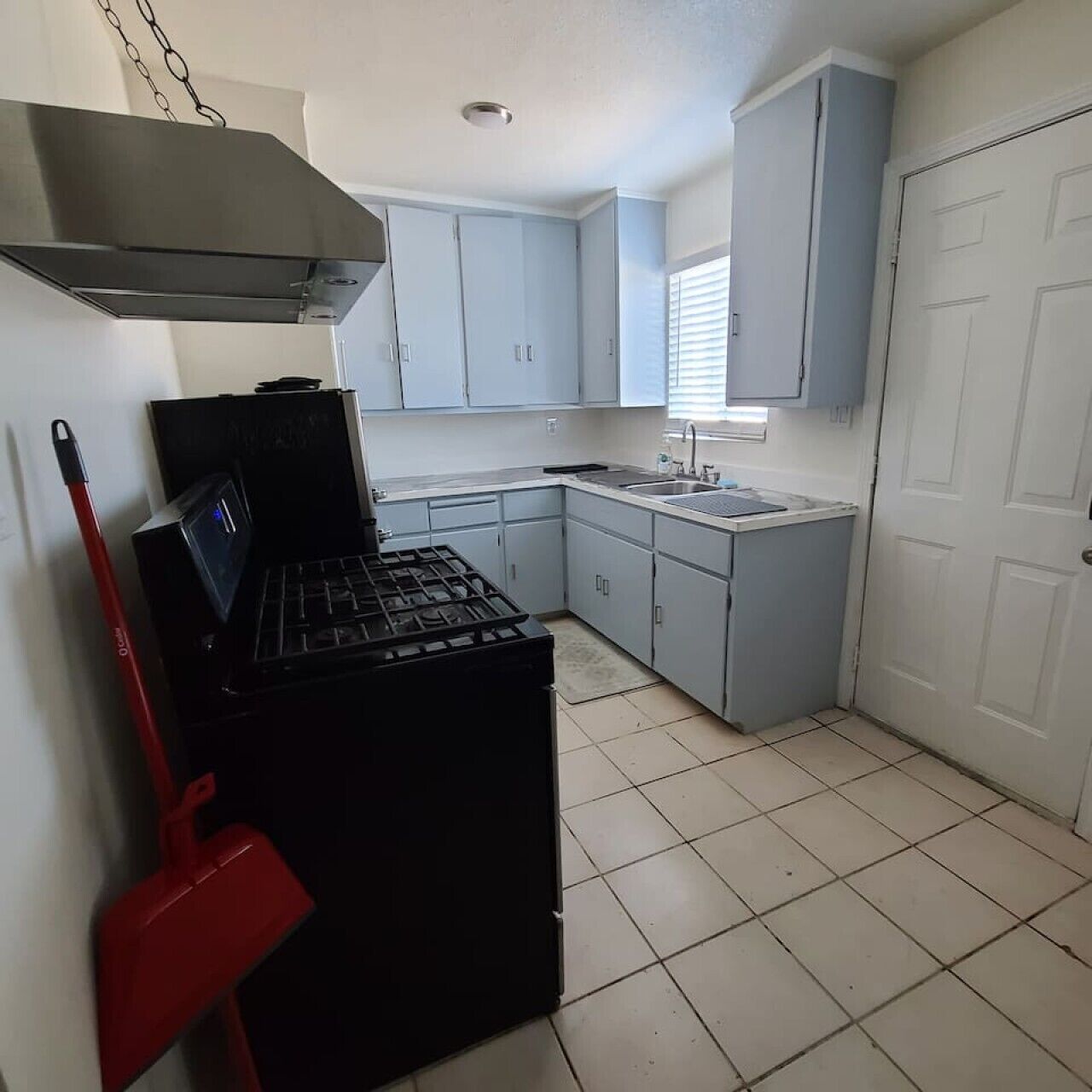 Frigorífico, horno, placa de cocina y mesa de comedor