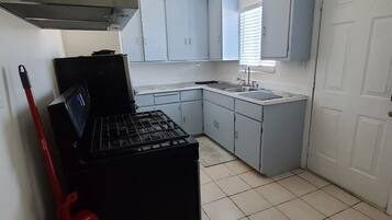 Frigorífico, horno, placa de cocina y mesa de comedor