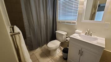 Secadora de cabello, toallas, papel de baño