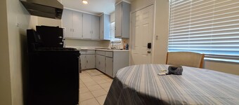 Cozy 1-bedroom with queen size bed, couch bed, full kitchen and full bathroom