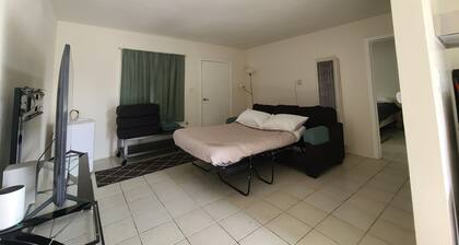 Cozy 1-bedroom with queen size bed, couch bed, full kitchen and full bathroom