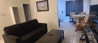 Cozy 1-bedroom with queen size bed, couch bed, full kitchen and full bathroom