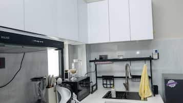 Apartemen Comfort, pemandangan laut terbatas | Dapur pribadi