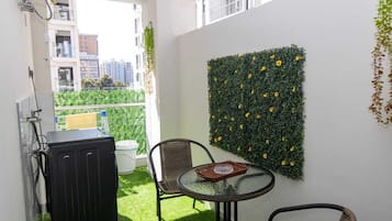 Apartemen Comfort, pemandangan laut terbatas | Teras/patio