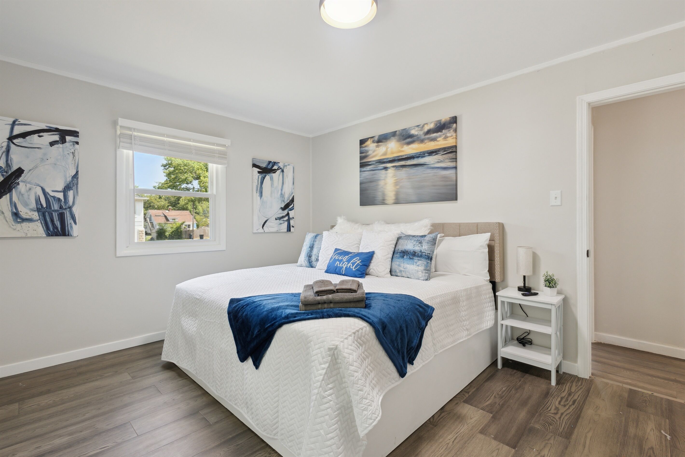 3 habitaciones, tabla de planchar con plancha y cuna de viaje 