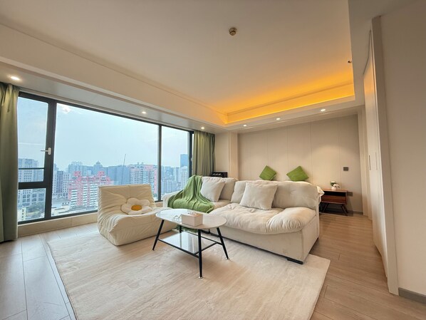 Superior Double Room, City View | Living area