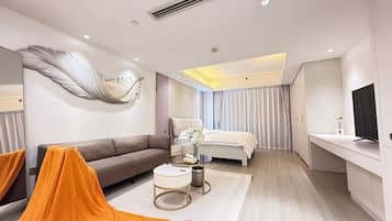 City Double Room, 1 Queen Bed, Patio, City View | Free WiFi, bed sheets