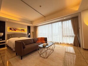 Luxury Double Room, City View | Living area
