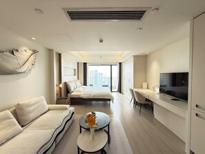 Elite tweepersoonskamer, 1 queensize bed, terras, uitzicht op de stad | Een bureau, een laptopwerkplek, gratis wifi, beddengoed