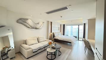 Elite Double Room, 1 Queen Bed, Patio, City View | Free WiFi, bed sheets