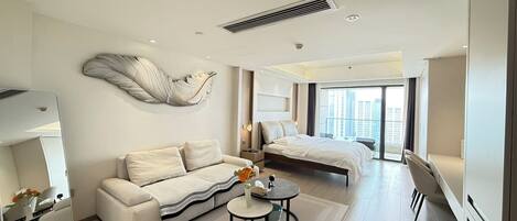 Quarto casal elite, 1 cama Queen, varanda, vista para a cidade | Wi-Fi de cortesia, roupa de cama