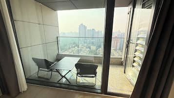 Economy-Doppelzimmer, Terrasse, Stadtblick | Terrasse/Patio