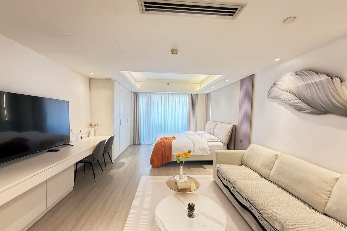 Elite Double Room, 1 Queen Bed, Patio, City View | Free WiFi, bed sheets