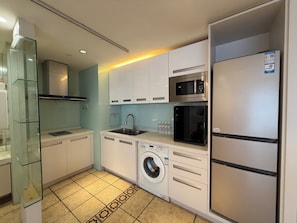 Chambre Double Luxe, vue ville | Cuisine privée | Réfrigérateur, micro-ondes, plaque de cuisson
