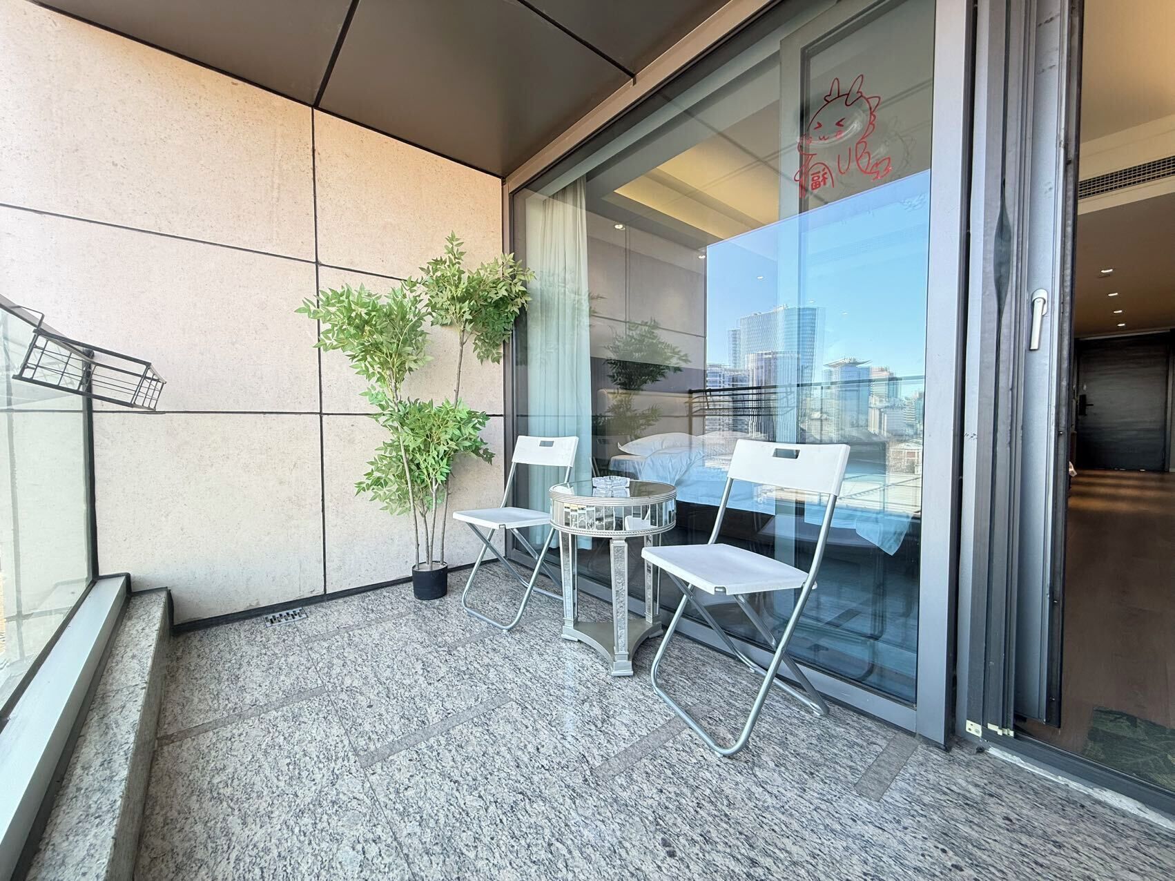 クラシック ツインルーム クイーンベッド 2 台 パティオ シティビュー | テラス / パティオ