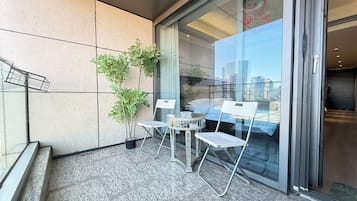 Classic Twin Room, 2 Queen Beds, Patio, City View | Terrace/patio