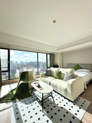 Superior Double Room, City View | Living area