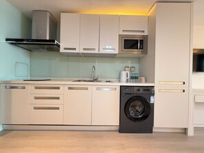 Habitación doble familiar, 1 cama Queen size, patio, vista a la ciudad | Cocina privada | Refrigerador, microondas, parrilla de estufa y utensilios de cocina 
