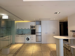 Habitación de lujo doble, vistas a la ciudad | Cocina privada | Frigorífico, microondas, placa de cocina y utensilios de cocina