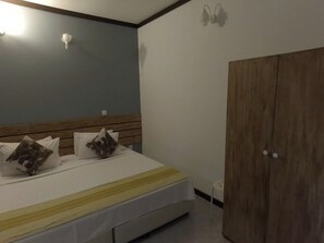 In-room safe, soundproofing, iron/ironing board, free WiFi - Seascape Retreats Dhigurah (Dhigurah)