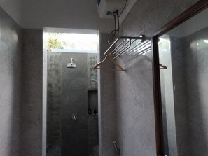 Douche, serviettes fournies, savon, shampoing