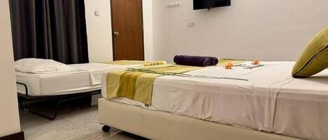 In-room safe, soundproofing, iron/ironing board, free WiFi