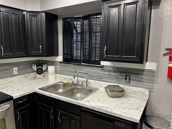 Micro-ondes, four, plaque de cuisson, lave-vaisselle