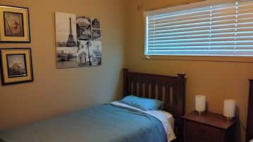 5 bedrooms, iron/ironing board, WiFi, bed sheets