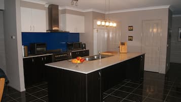 雪櫃、微波爐、焗爐、爐具