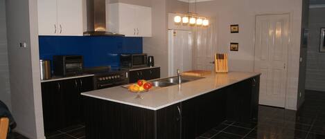 Jääkaappi, mikroaaltouuni, uuni, liesi