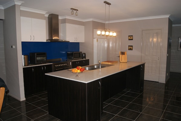 Een koelkast, een microgolfoven, een oven, een kookplaat