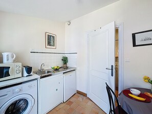 Fridge, microwave, cookware/dishes/utensils - Le Sandier by Interhome (Pornic)